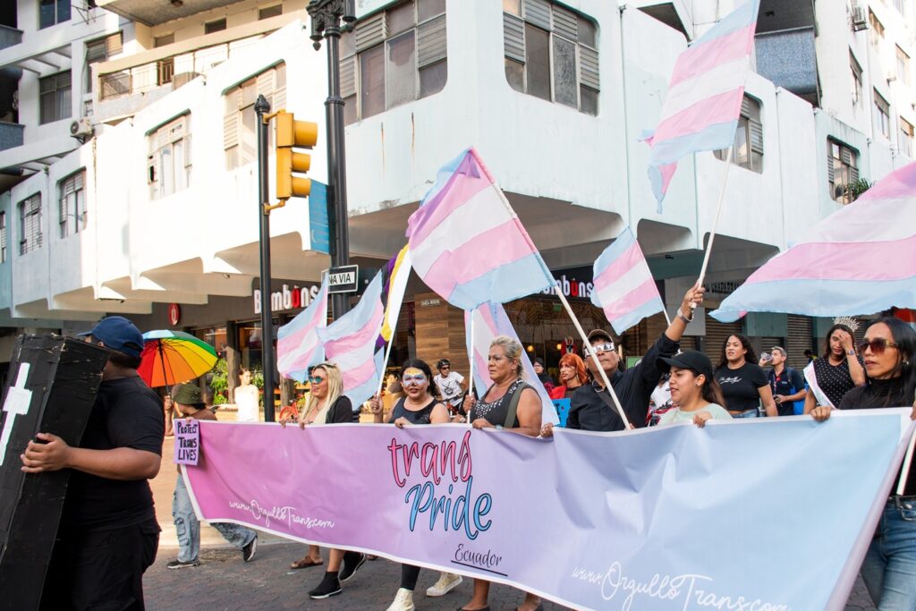 silueta x and trans pride ecuador